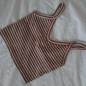  - Jättefin cropped linne i retrofärger!   Längd: 21cm från lägsta punkt av urringning  Mötas upp i centrala Stockholm OK Frakt (extra fraktkostnad) OK