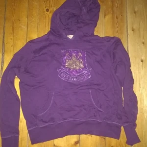  - West ham United hoodie med strass. I fint skick! 