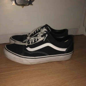  - Vans Old Skool. Väldigt bra skick, endast använda ett par få gånger. Helt rena och inga skador. 