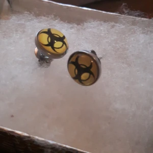  - Örhängen, aldrig använda!  Diameter 8 mm.  ( original pris 15,68 kr ) säljer för 10 kr.   Frakt tillkommer vid köp, kan även hämtas upp i Malmö eller Hässleholm 😊 