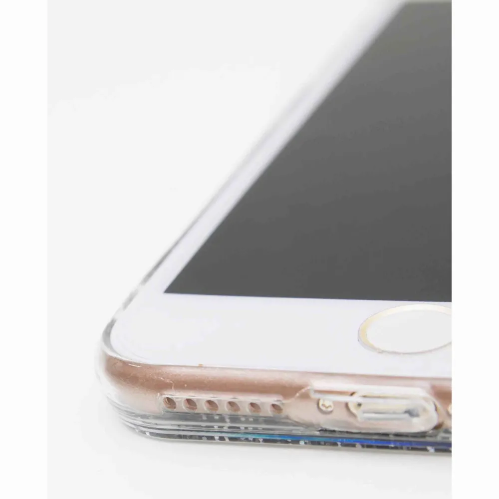 Detta galet glittriga mobilskal till iPhone 7+ i silikon både skyddar din mobil och får den att se magisk ut. Glittret är silvrigt men skiftar i en massa olika färger beroende på ljuset. ✨. Accessoarer.