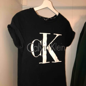  - Äkta calvin klein tshirt, använd fåtal gånger. Klippt av lappen men sitter som en S