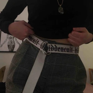  - Snyggt bälte från hidden cult med old english font, frakten är inkluderad i priset!