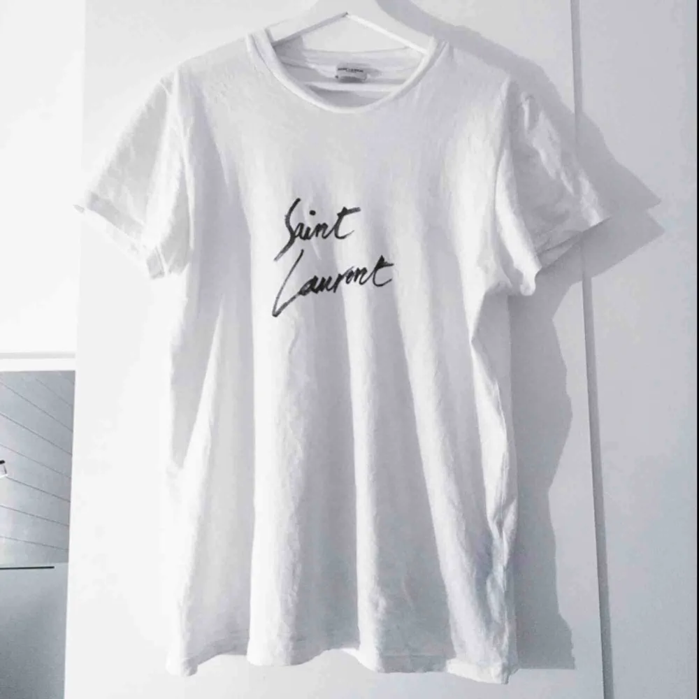 Saint Laurent Paris tshirt, replika. Storlek L men passar även M. Bra skick, använd men inga fel.. T-shirts.