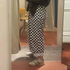  - Säljer ett par checkerboard byxor, materialet är tunnt och väldigt bekvämt. Jag beställde fel storlek är själv M men de funkar att ha då det är snörning! Skriv för fler bilder 