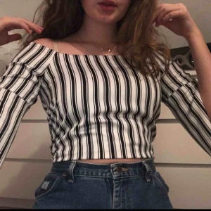  - Fin off-shoulder top från River Island i storlek 36, men passar 38. Axelband som man kan vika undan. Toppen har ett snitt på vardera arm, samt på ryggen. 