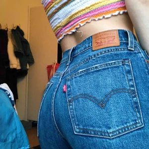  - Levis 501 Wedgie fit straight leg,knappt använda o formar din rumpa superfint💘 ”fläcken” på tredje bilden fanns med när jag köpte dom, antagligen inte blekts tillräckligt under tillverkning. Frakt ingår i priset! 