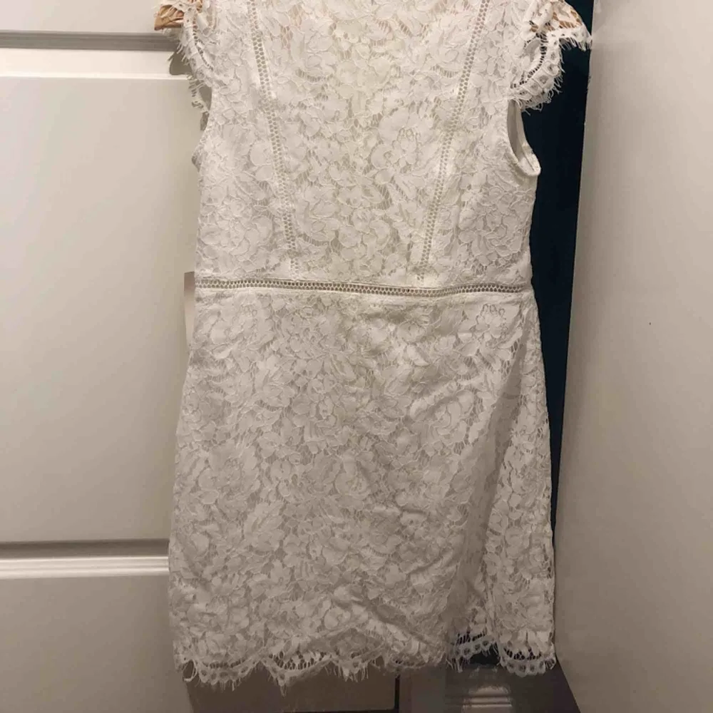 Jättefin vit klänning perfekt till studenten ✨   Klänningen från tobi, nypris ca 1000, strl S ej använd, jättefin på!. Klänningar.