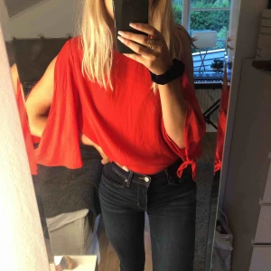  - En blus/tröja från hm, öppen i armarna vilken är en väldigt fin detalj. Köparen står för frakt☺️