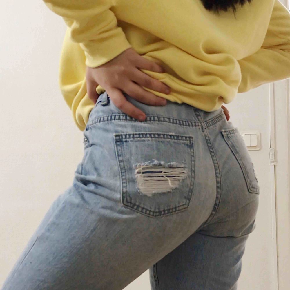 Ett par SUPER snygga jeans, i rak modell. Sitter perfekt på rumpan. Köpt för ungefär ett halvt år sedan men tyvärr inte min stil längre. Jeans & Byxor.