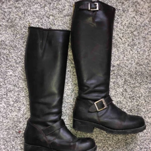  - Bruna Johnny Bulls i strl 38. Bra skick och impregnerade. Pris kan diskuteras 