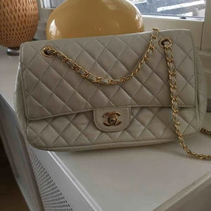  - Chanel kopia! Men en väldigt bra sådan med kort och märkta knappar.. fina raka sömmar.. 