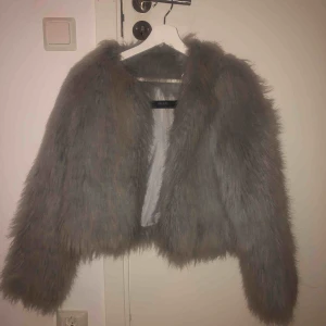  - En fejk päls jacka från zara i storlek xs