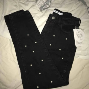  - Helt oanvända från NA-KD.com, säljer för 150kr + frakt. Kan tyvärr ej visa bild på då de är för små, därför jag har bild av NaKd. De är i storlek 34 och säljer för att dom TYVÄRR är för små för mig. Passar alltså endast en liten 34 :)