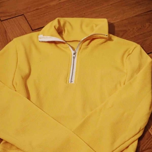  - HELT OANVÄND TRÖJA, gul, härlig, skön o med snygg dragkedja, aldrig använd pga.. vet faktiskt inte men säljes därför