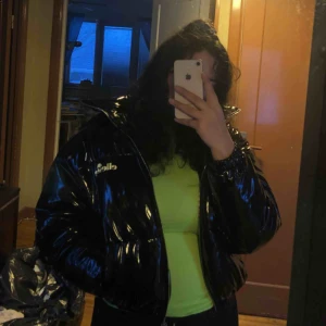  - Puffer jacket i vinyl från märket Ellesse.  Endast använd en gång så är basically helt ny. Köparen står för frakt.  Bor en bit utanför Sthlm men har inga problem med att mötas upp där!    Köparen drog sig ur så jackan är uppe igen!