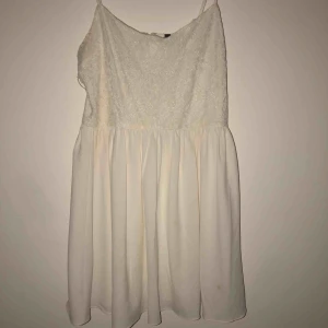  - vit klänning med spets, storlek M/L. Frakt tillkommer!