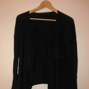  - svart kofta, storlek M. Frakt tillkommer!