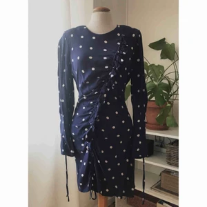  - Prickig klänning i stl 36 från hm trend, aldrig använd då den är lite för kort för mig (jag är 176cn).  Finns att hämta i Stockholm eller skickas via postnord. 