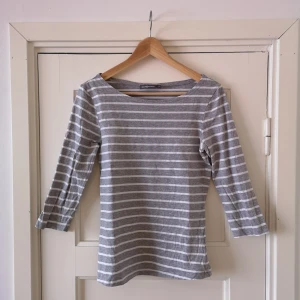  - Skön randig tröja i bomull med trekvartslång ärm. 