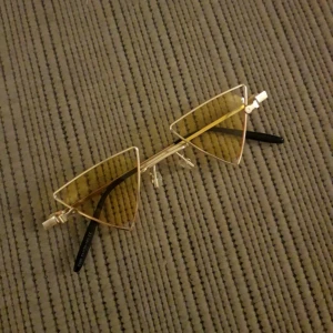  - Secondhand udda vintagebrillor i gult triangelglas. Frakt:9kr