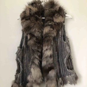  - Jättefin McLaren pälsväst. Sparsamt använd. 