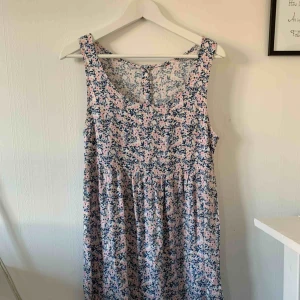 - En supersöt, blommig sommarklänning, perfekt till vår och sommar. Får att matcha till allt, både vardag och fest. Når ned till mitten på låren ungefär:)