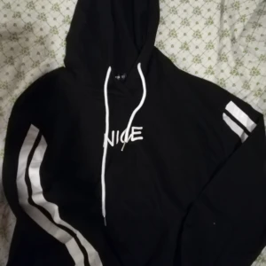  - Snygg Hoodie. Ny och oanvänd, passa både XS och S