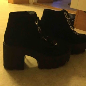  - Säljer dessa URsnygga skor, använt sparsamt. 37, men passar en mindre 38’a.  Köparen står för frakt 💕