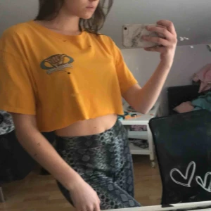  - Croppad tröja som jag klippt själv (😬😬😬) såååå jävla snygg men gul är inte min färg tryck både bak o fram 