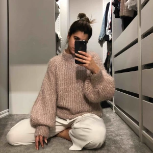  - Sååååå fin stickad ifrån Gina! Piffar upp vilken outfit som helst! 😍  Köparen står för frakten (60kr)