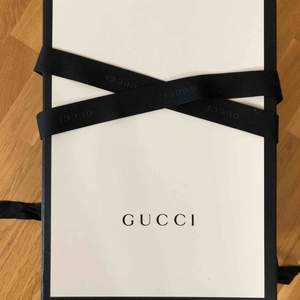 Gucci box 40x26x17 (stor) kan fraktas men du står för kostnaden  eller mötas/hämtas i Stockholm