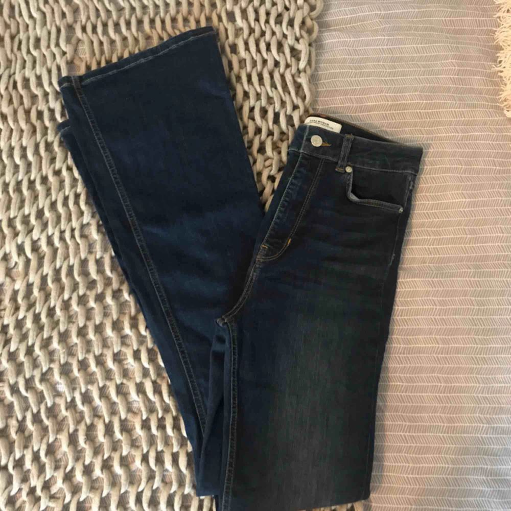 Jeans från Zara i storlek 36💙 Frakt 36kr💌. Jeans & Byxor.