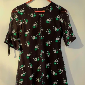  - Oanvänd klänning från Pop Boutique