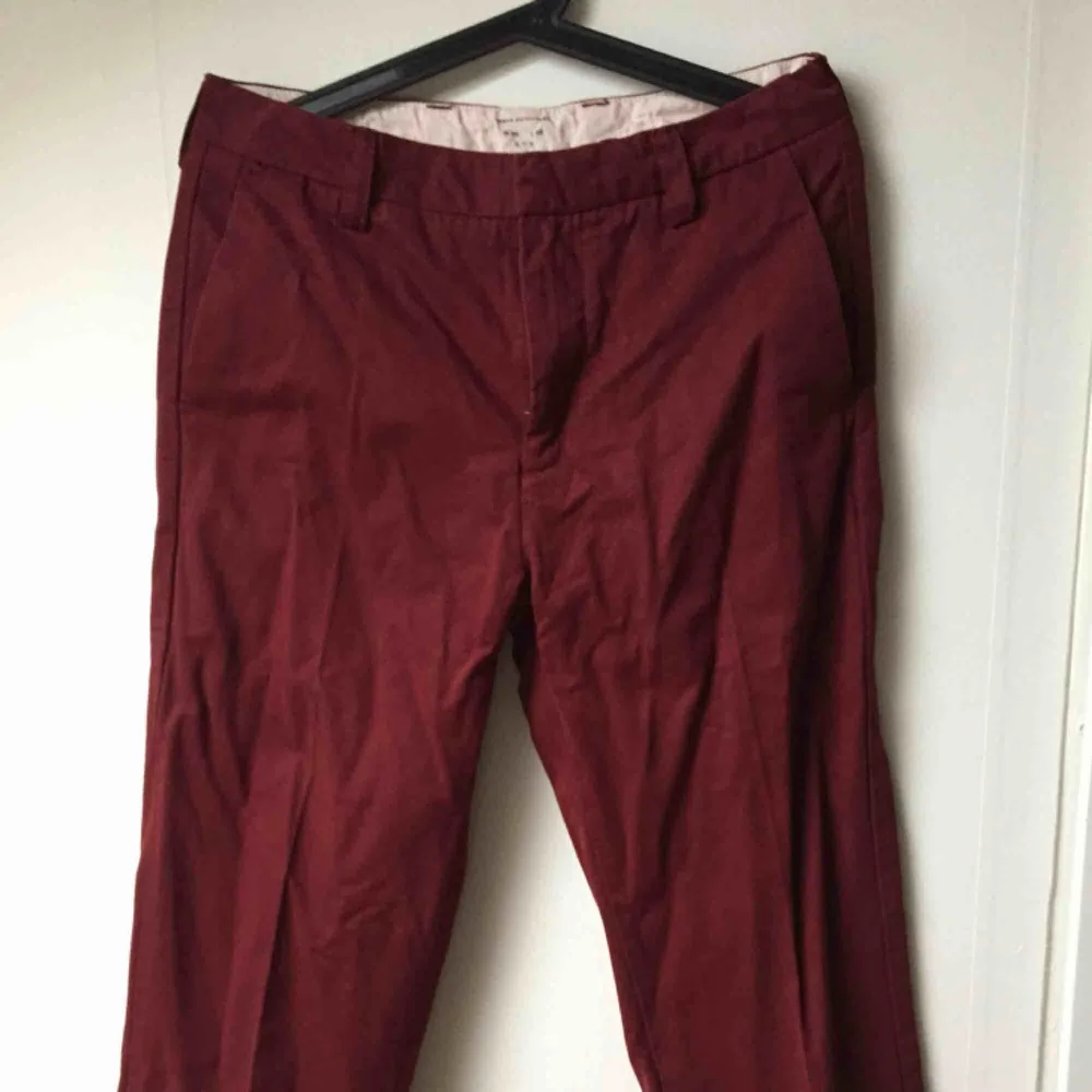 Sköna chinos/skatebyxor från Urban Outfitters. Herrmodel i strl 30 men suttit skönt avslappnat på mig som har 25/26. Lite peachad yta. Ngt skrynklig då dem legat i byrå. . Jeans & Byxor.