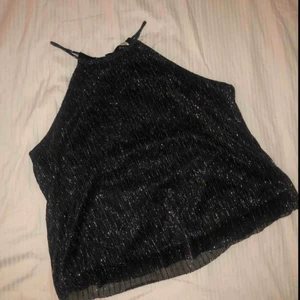  - Superfin glittertopp använd fåtal gånger.  Sitter jättefint på och passar S-M!  Köparen betalar frakt.