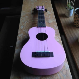  - Fullt fungerande ukulele. 