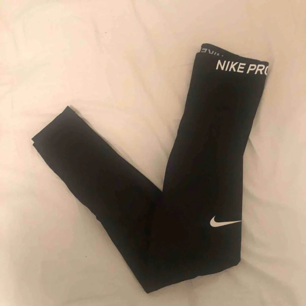 Säljer mina Nike PRO tights i strl S. Använt fåtal gånger men i fint skick! Kan posta (då betalar köparen frakten) eller mötas upp i Stockholm!  . Övrigt.