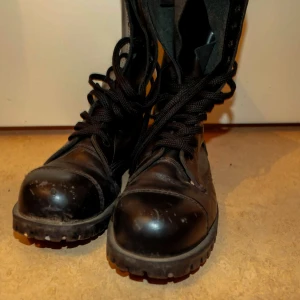  - Äkta 14-hålskängor med stålhätta från Get a grip