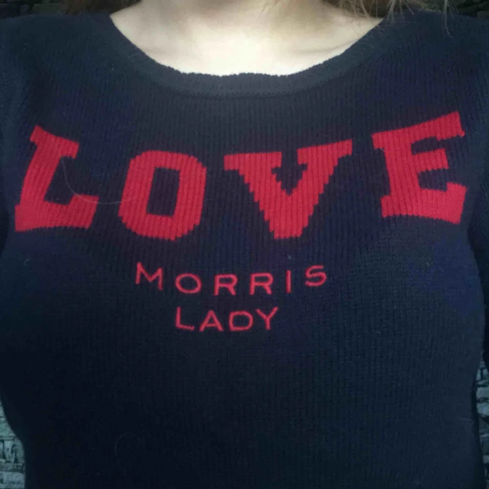 Blå stickad Morris lady tröja med röda detaljer. Slits i sidan. Sparsamt använd. . Hoodies.