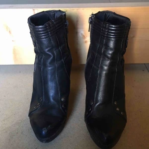  - Supersnygga skor från Din Sko i storlek 40. Köptes för 399kr. Säljer för 70kr + frakt eller mötas upp i Stockholm