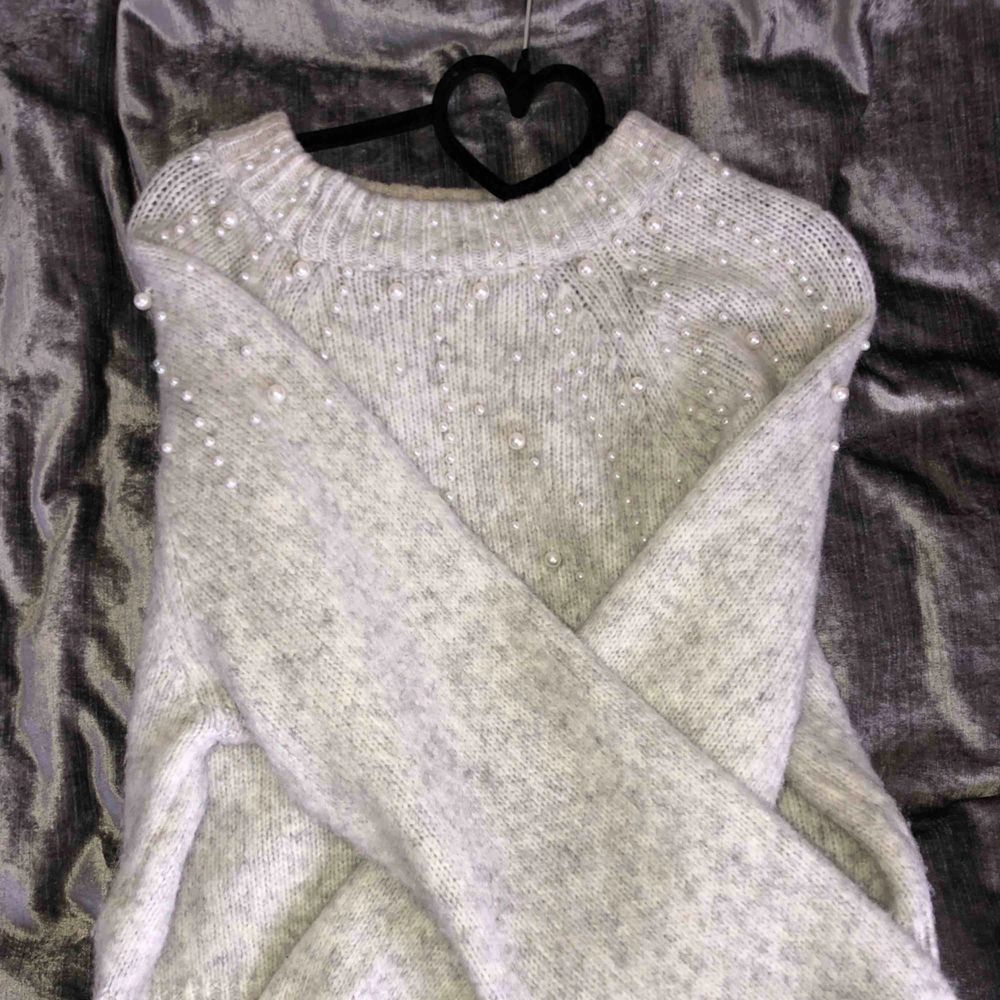 Stickad tröja med ballong armar prydda med vita pärlor från Zara, i strl S. Stickat.