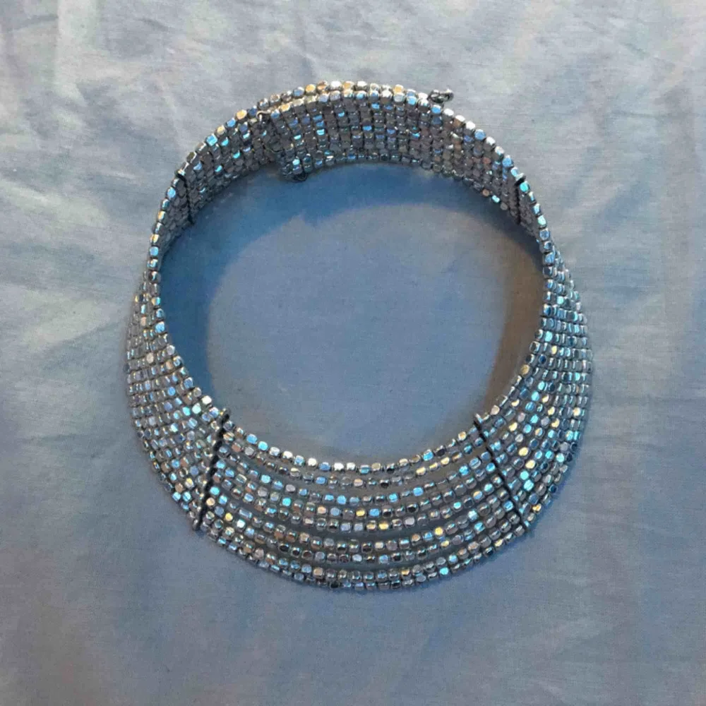 Silvrigt halsband/choker  Köpt på glitter, använt några få gånger ⛓Kan mötas i Uppsala och Rimbo ⛓Köparen står för frakt  ⛓Swish eller kontanter . Accessoarer.