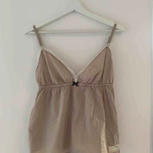  - Supersöt topp från Odd Molly! En favorit i garderoben som jag använt mycket men sparsamt. Tyvärr inte riktigt min stil längre 