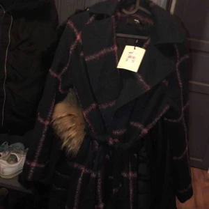  - Helt ny kappa från bikbok. Storlek S, aldrig använd därav priset