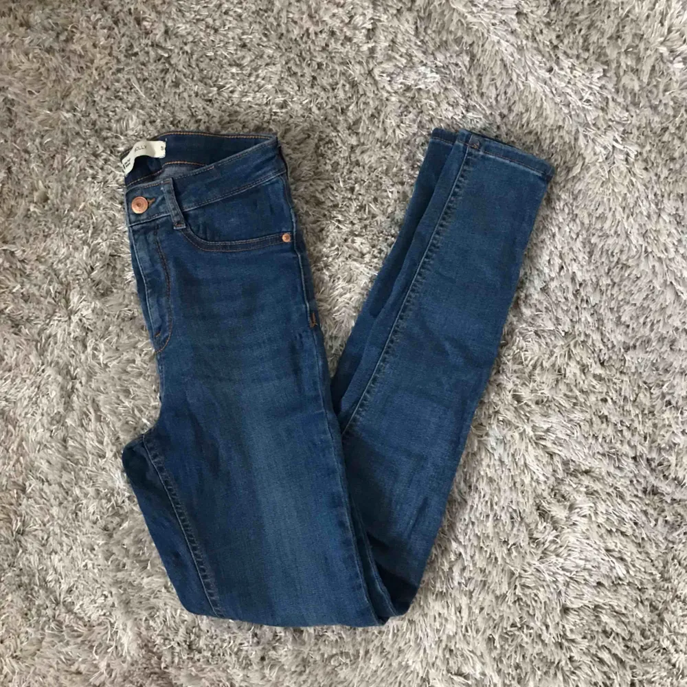 Ett par jeans från Gina Tricot i storlek S. Använda fåtal gånger så i fint skick. Kan skickas mot fraktkostnad.. Jeans & Byxor.