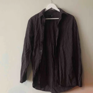  - Vinröd randig skjorta, oversized på mig som är en M-L  Betalning sker via swish och köparen står för frakten. Jag tar inget ansvar om posten slarvar bort paketet eller liknande. 