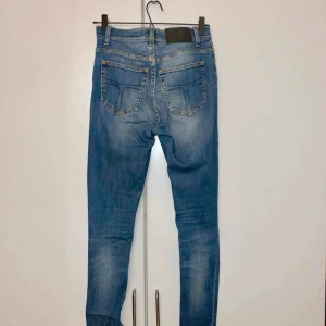  - Avklippta snyggt slita tiger jeans med hög midja