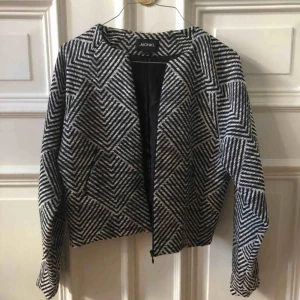  - Mönstrad jacka från monki som tyvärr inte används längre.  Kan mötas upp i Gbg annars tillkommer frakt ✨