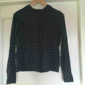  - Fin blommig huvtröja från UNIQLO. Storlek L men passar som en S eller M. Tunnt och mjukt tyg, perfekt för vårväder. 😋🌸  Vid frakt betalar köparen för frakt!